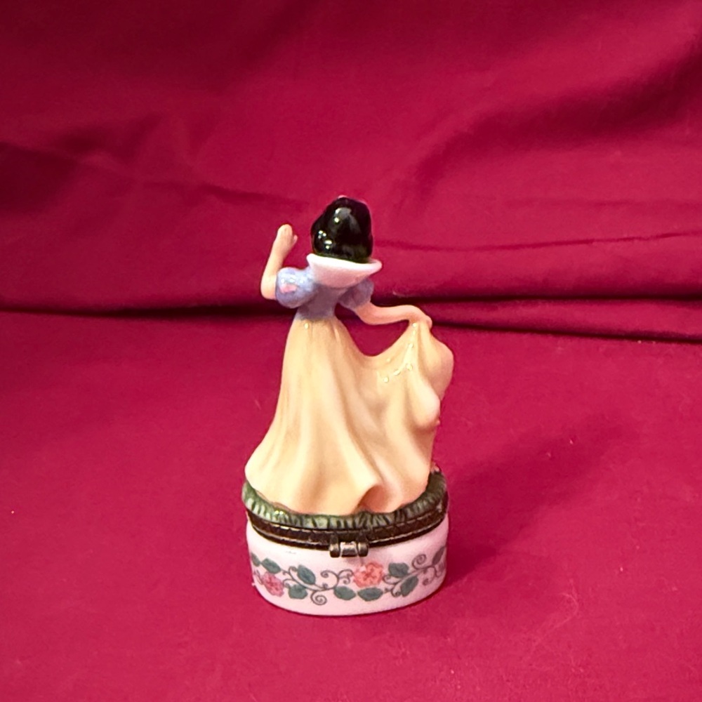 Disney Snow White Porcelain Trinket Box with Apple Basket - Picture 4 of 10